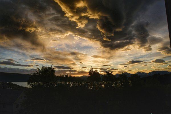 Dramatische lucht in Narvik om middernacht, Zweden